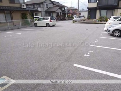 滋賀県長浜市神照町[1K/32.7m2]の駐車場1