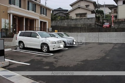 メゾン　アグリーアブル[1LDK/42.8m2]の駐車場