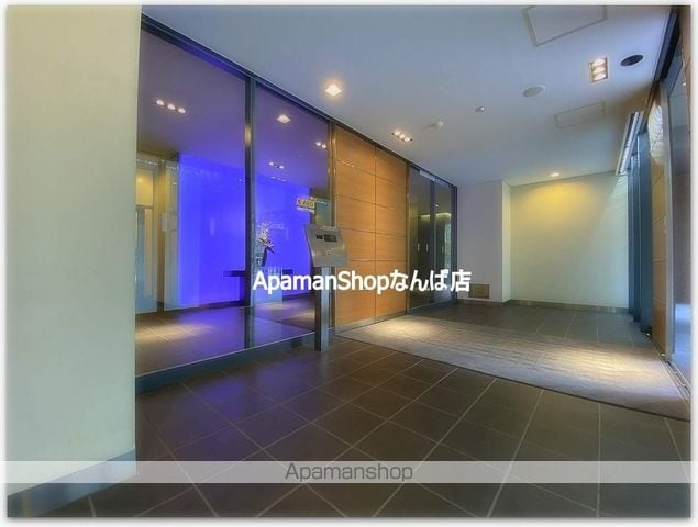 クロスレジデンス大阪新町の玄関写真