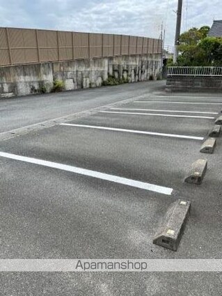 シャルマン六田[2DK/55.2m2]の駐車場2