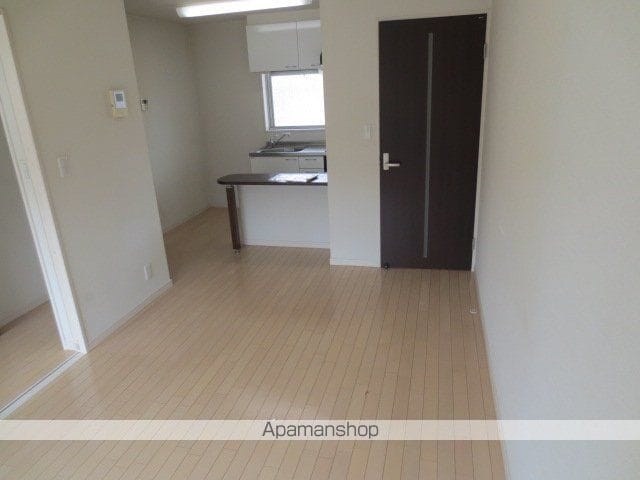 小さな庭の内装写真