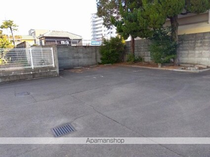 レオパレスＲｕｈｅ[1K/20.37m2]の駐車場1