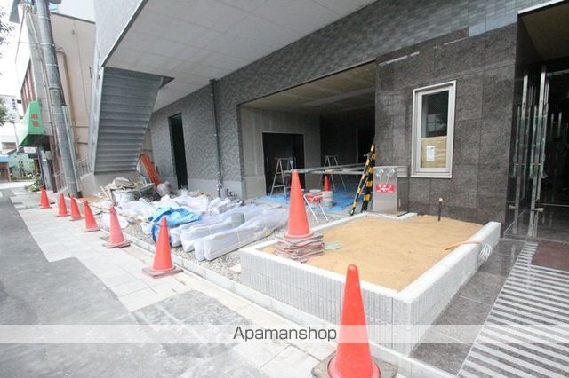 ロイヤルクイーンズパーク吹田片山町の玄関写真