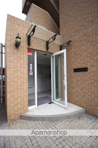 マンションニューヨーク医大東の玄関写真