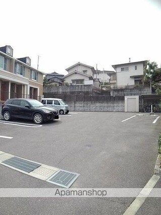 メゾン　アグリーアブル[1R/32.9m2]の駐車場2