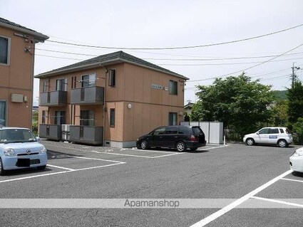 ルミエール沙羅[1LDK/43.75m2]の駐車場