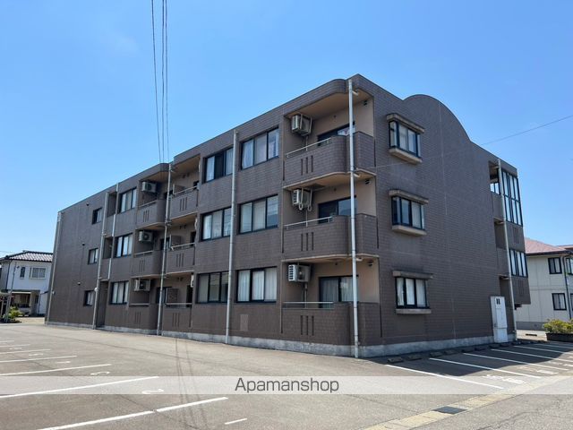 マンションREFINADOの外観写真