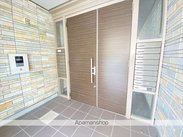 米子市 3階建 築11年の玄関写真