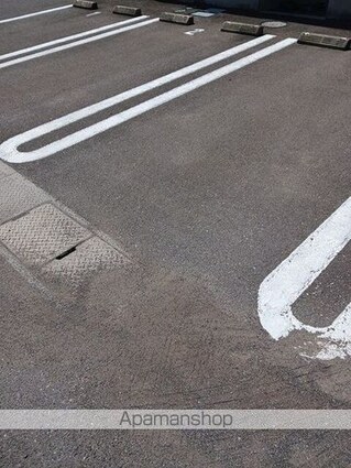 フレンドリーＫＵＢＯ　Ｂ[1R/32.9m2]の駐車場