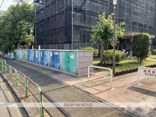 東高森団地6号棟の玄関写真