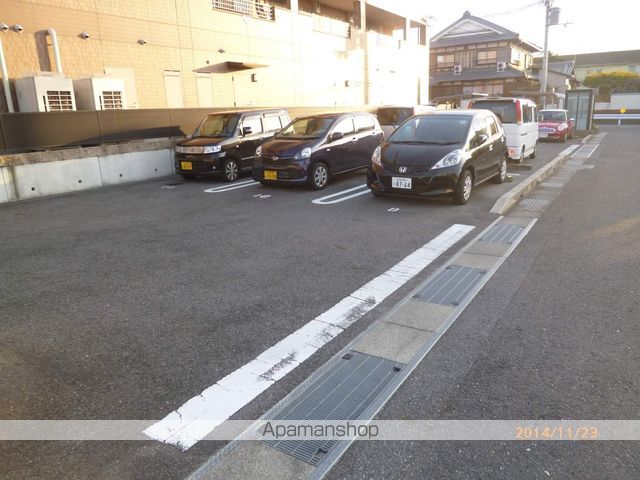 サンクレールⅢ[2LDK/58.3m2]の駐車場1