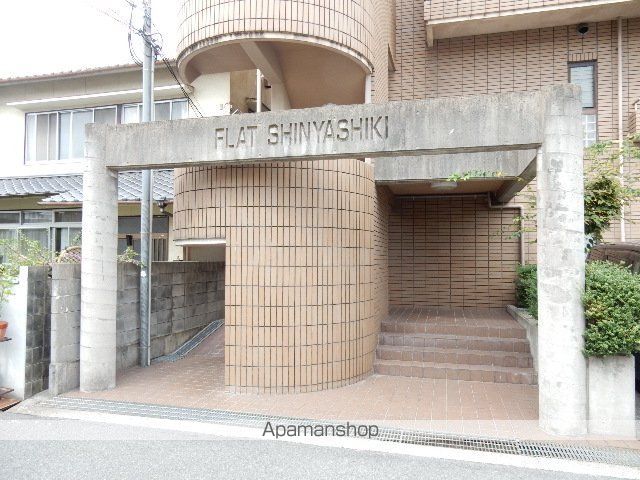 フラット新屋敷の玄関写真