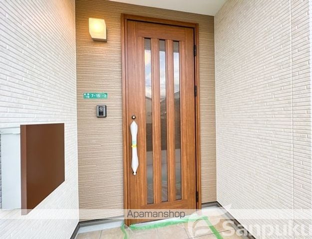 松山市 2階建 築4年の玄関写真