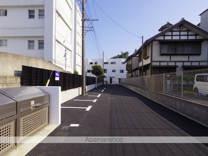 アーバンパーク三鷹[3LDK/85.7m2]の駐車場