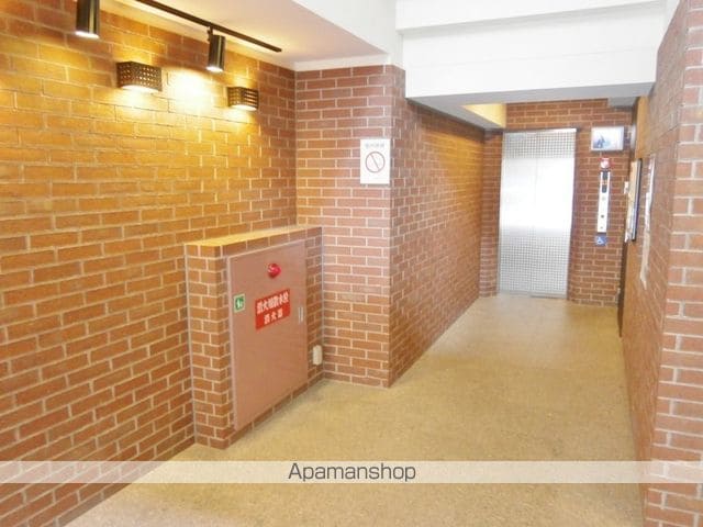 ドゥーエ江坂IIIの玄関写真