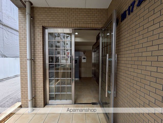 第17友建ビルの玄関写真