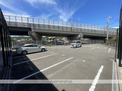 レオネクストＬ栄谷[1K/25.89m2]の駐車場2