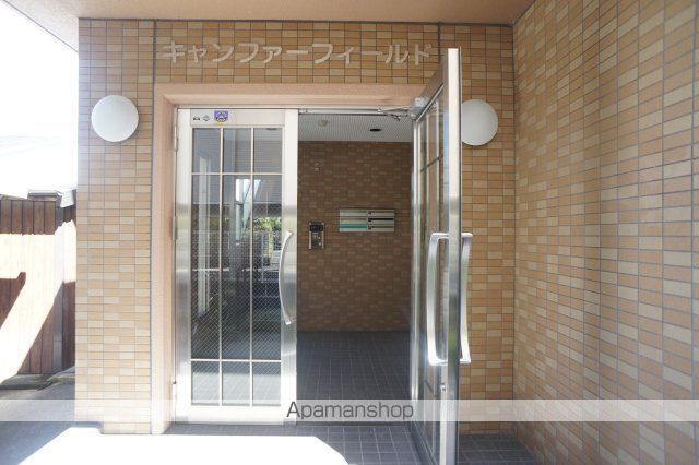 キャンファーフィールドの玄関写真