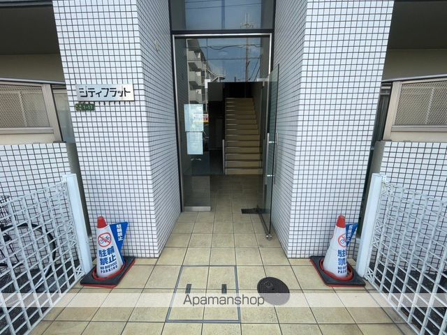 シティフラットの玄関写真