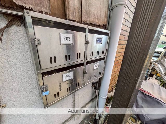 西本ビルの玄関写真