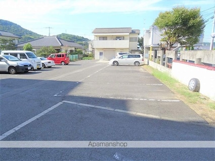 ウッドネスト津ノ郷[1DK/26m2]の駐車場