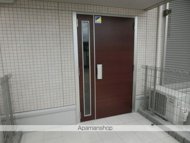 バードネイチャー C棟の玄関写真
