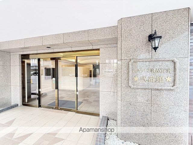 アン・セリジェ弐番館の玄関写真