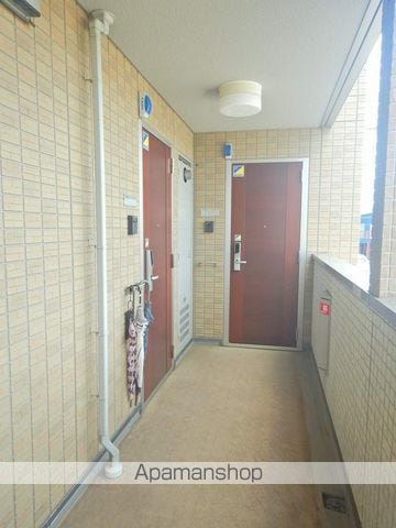 ルミエール E棟の玄関写真