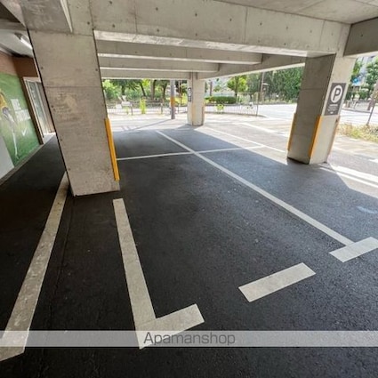 ジョイ６番館[1K/27.23m2]の駐車場2