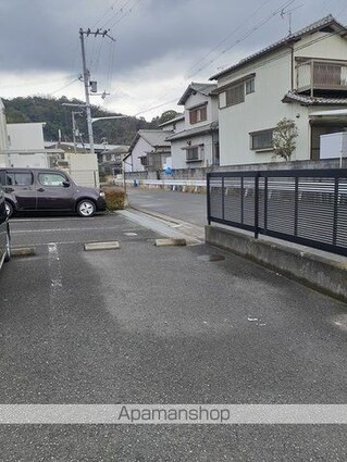 ラトゥール[2LDK/55.71m2]の駐車場2