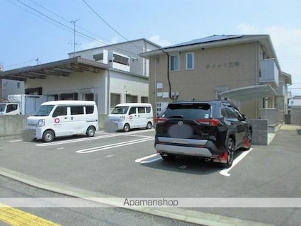 ウィット三津[1LDK/53.45m2]の駐車場