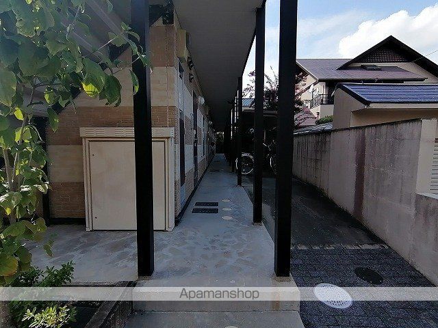 レオパレス逆瀬川の玄関写真