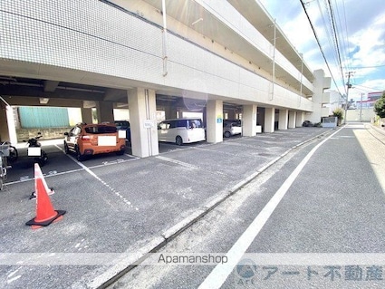 緑風館中央[2LDK/61.6m2]の駐車場1