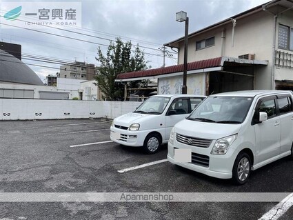 サーコート鷹子[1DK/27m2]の駐車場