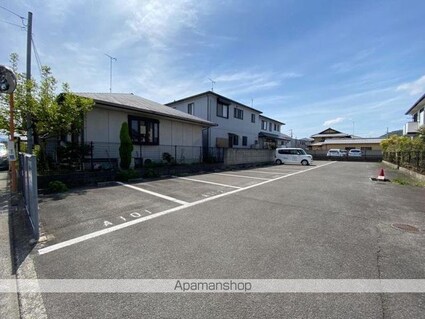 ロイヤルコート川西Ａ・Ｂ[3DK/53.73m2]の駐車場