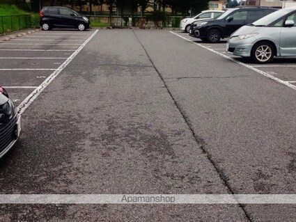 レオパレスアールフィールド三和[1K/23.61m2]の駐車場