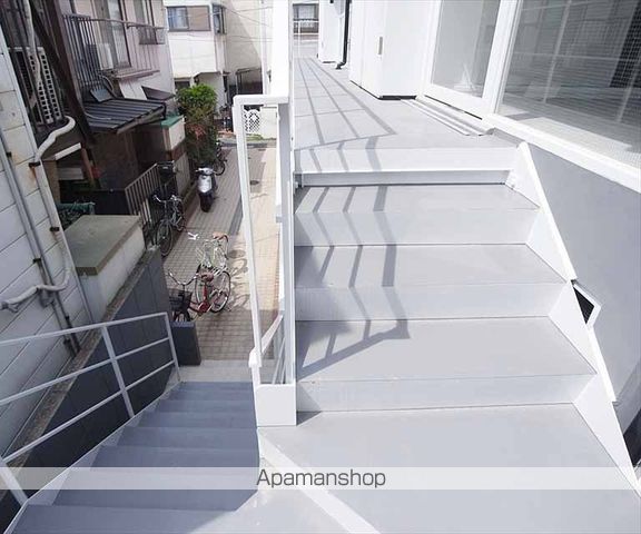 トランスアパートメントの玄関写真