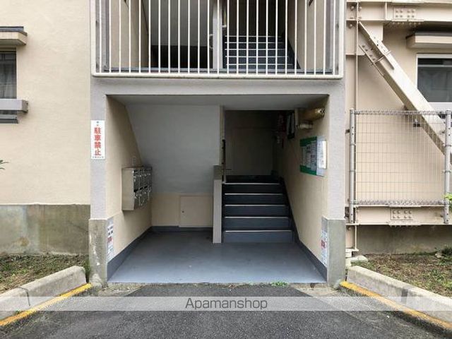 ビレッジハウス招提2号棟の玄関写真