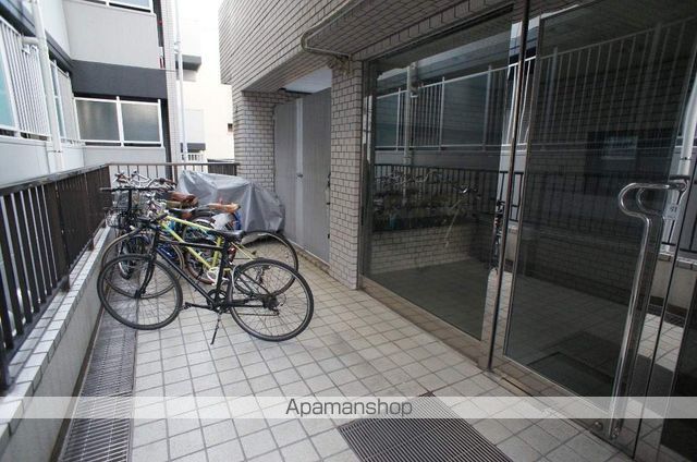 コスモリード四谷三丁目の玄関写真