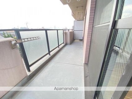 Ｃｒｅｓｔ　ＣｏｕｒｔＫ２[2LDK/69m2]のバルコニー