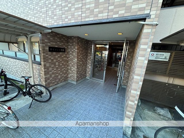 ロイメント名駅の玄関写真