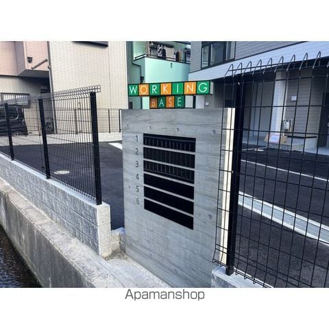 ワーキングベース伊丹WESTの玄関写真