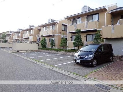 メゾンアザレアＣ[3DK/55.4m2]の駐車場1