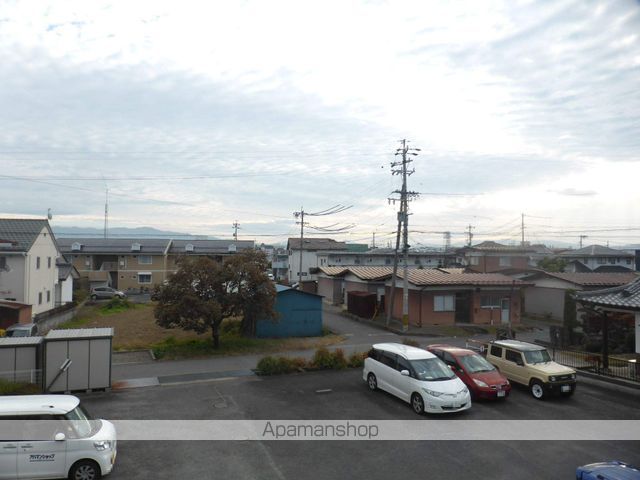 ホワイトベルローズB棟の玄関写真