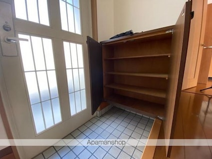 香川県高松市屋島西町[3LDK/84.06m2]の玄関