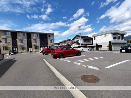 ダイヤモンドムーン[1LDK/50.53m2]の駐車場3