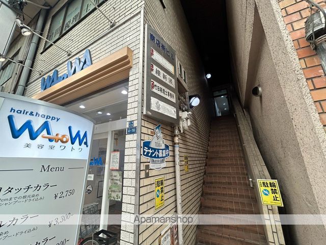 商店街ビルの玄関写真