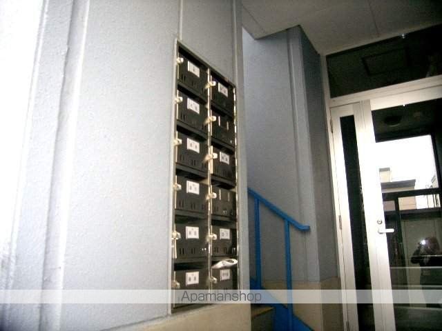 ウィスタリア西岡の玄関写真