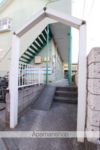 ホワイトロードB館1号棟の玄関写真