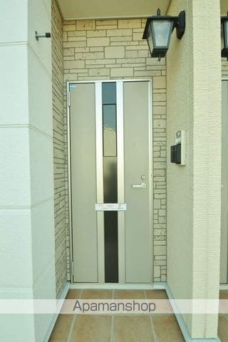 NMON Eの玄関写真